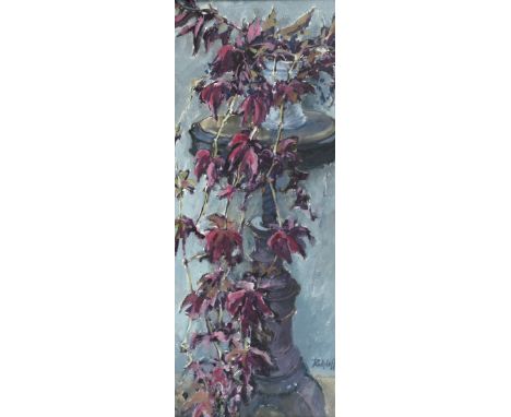 Siegfried Ratzlaff, "Herbstliches Weinlaub"auf einem Klavierhocker stehende Vase mit herabhängendem, rot gefärbtem Weinlaub, 