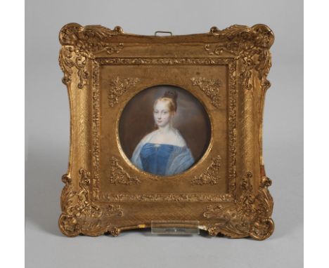 Portrait Emilie Holdefreundjunge Frau mit blondem Haar und kleiner Haube, im blauen schulterfreien Kleid mit Tüllschal, freun