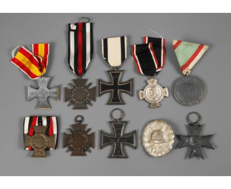 Konvolut Orden 1. WeltkriegEisernes Kreuz 2. Klasse am Nichtkämpferband, Band 9 cm; Eisernes Kreuz 2. Klasse, ohne Band; Hind