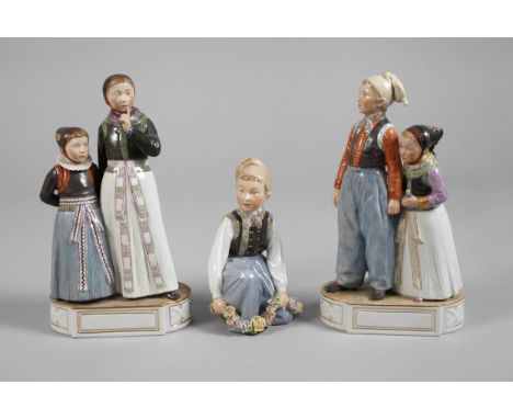 Kopenhagen Konvolut Amager Trachtenkinderzwei Gruppen und eine Einzelfigur, aus einer Serie von 47 Figuren in Nationaltrachte