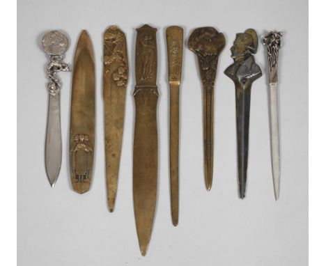 Acht figürliche Brieföffnerum 1900, einer aus Silber, gestempelt 925, ungedeutete Herstellermarke, sechs aus Bronze, einer au