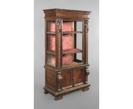 Vitrine im Renaissancestil17./19. Jh., unter Verwendung alter Teile gefertigt, Nussbaum massiv, dreiteilig verglaster eintüri