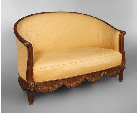 Klassizistisches Sofa im Stil „Goût grec“ wohl Paris, um 1775, Buche massiv, elegantes Sofa mit gerundeter umlaufender Lehne,