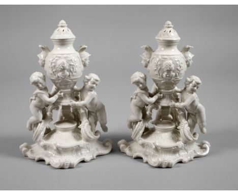 Nymphenburg Paar figürliche Brûle Parfum"Urne mit drei Amoretten", Entwurf Dominikus Auliczek um 1770, Neuausformung August G