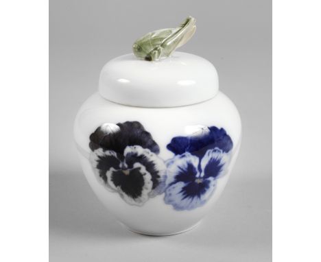 Kopenhagen Deckelvase mit InsektenknaufEntwurf um 1900 für Royal Copenhagen, unterglasurblaue Wellen- und blassgrüne Stempelm