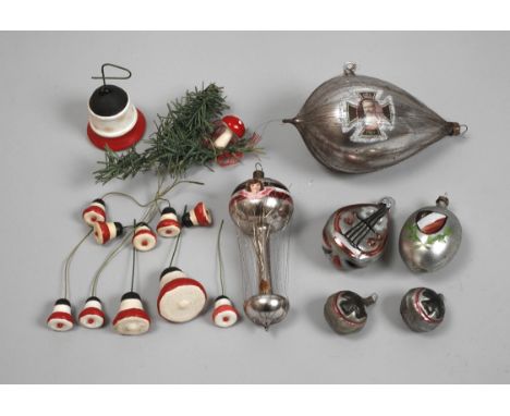 Patriotischer Christbaumschmuck KaiserzeitLauscha, dünnwandiges, formgeblasenes Glas, verspiegelt, partiell farbig bemalt und