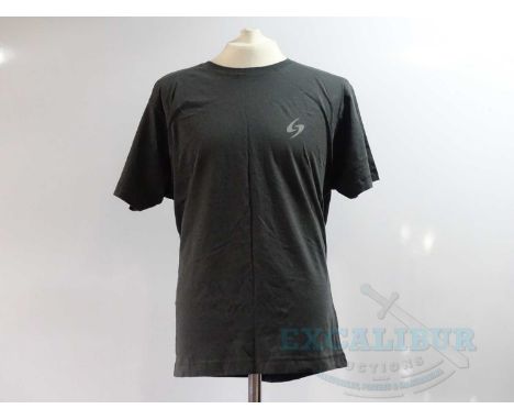 A group of three crew clothing items comprising MEN IN BLACK (1997) black short sleeved 'Neuralyze Me' XL t-shirt ; a MALEFIC