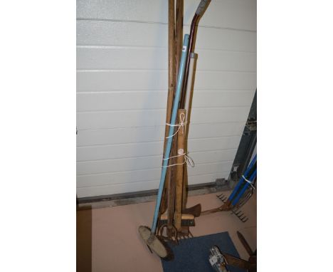 A bundle of garden tools, including: a sledge hammer