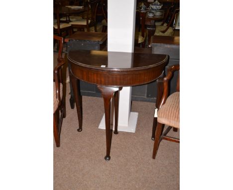 Georgian style dark stained mahogany turnover top card table, early 20th Century (resting leg stuck fast), 76cms wide.