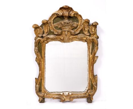 AN 18TH CENTURY GILT CARVED GILTWOOD HANGING WALL MIRROR decorated with a central cartouche of a basket of flowers on a green