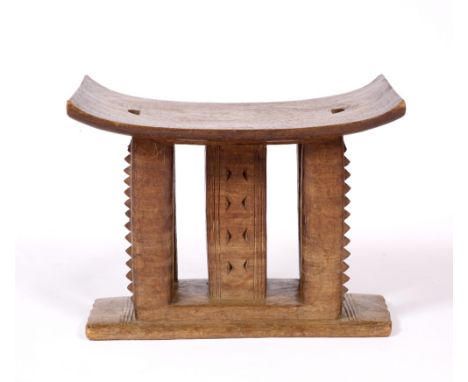 AN ASHANTI WOODEN STOOL, traditional form 20th century 39 x 50 cm 