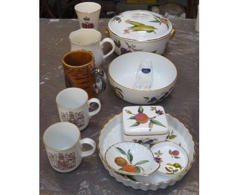 SUNDRY LOT OF CERAMICS INCLUDING ROYAL WORCESTER, EVESHAM COMMEMORATIVE WARE AND ROYAL DOULTON GLASS VASE 