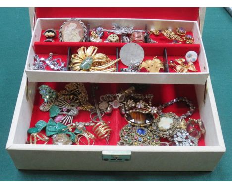 JEWELLERY CASKET CONTAINING VARIOUS COSTUME JEWELLERY 