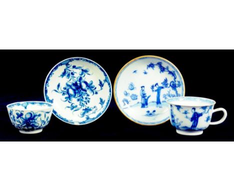 A WORCESTER BLUE AND WHITE TEA BOWL AND SAUCER PAINTED WITH THE MANSFIELD PATTERN, OPEN CRESCENT, CIRCA 1770 AND A CHINESE EX