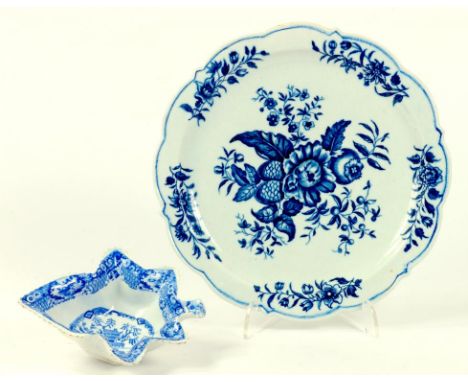 A WORCESTER BLUE AND WHITE PINE CONE PATTERN PLATE, 21CM DIAM, HATCHED CRESCENT, CIRCA 1780 AND A BLUE PRINTED PEARLWARE LEAF