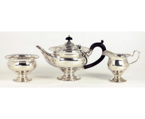 AN EDWARD VII SILVER THREE PIECE TEA SERVICE, THE TEAPOT 14CM H, CHESTER 1906, 27OZS 10DWTS GROSS