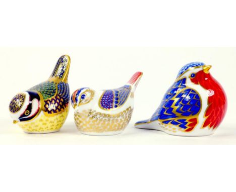 THREE ROYAL CROWN DERBY BIRD PAPERWEIGHTS, VARIOUS SIZES, GILT BUTTON