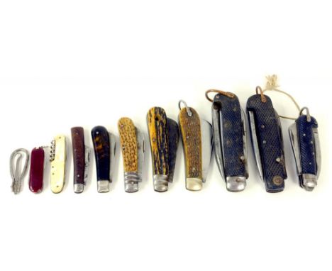 TEN LATE 19TH/EARLY 20TH CENTURY FOLDING KNIVES WITH ANTLER AND OTHER SCALES AND A VICTORIAN STEEL BOW CORKSCREW