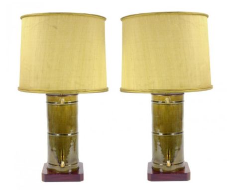 A PAIR OF CHINESE OLIVE GREEN GLAZED CERAMIC FAUX BAMBOO LAMPS ON MAHOGANY BASE WITH BRASS MOUNT, 36CM H, CIRCA 1960