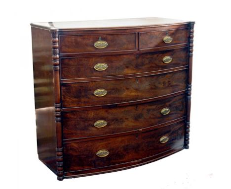 A VICTORIAN MAHOGANY BOW FRONTED CHEST OF DRAWERS WITH OUTSET RING TURNED PILASTERS, 120CM W