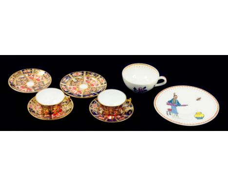 A PAIR OF ROYAL CROWN DERBY MINIATURE OLD DERBY WITCHES PATTERN TEACUPS AND SAUCERS AND TWO PLATES, PRINTED MARKS, EARLY 20TH