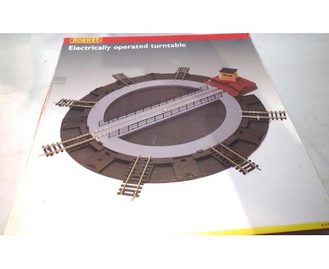 OO scale, Hornby R070 electrically operated turntable, appears to be in excellent - very good condition, box has wear. P&amp;