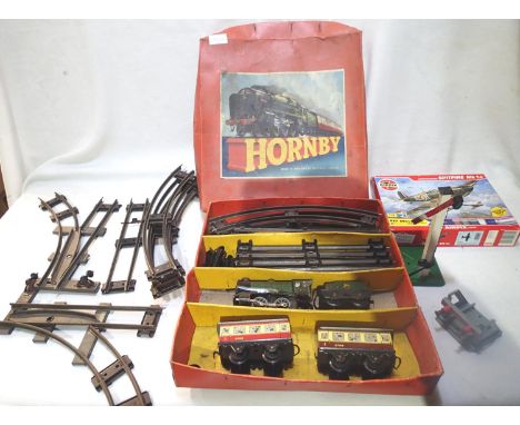 O gauge Hornby tinplate clockwork no 21 passenger set, plus extra track/points, signal and buffer stop, in fair condition/box