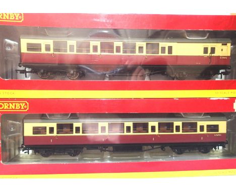 OO scale, 2x Hornby BR maroon/cream maunsell coaches, R4344A and R4346C, both in excellent condition, storage wear to boxes. 