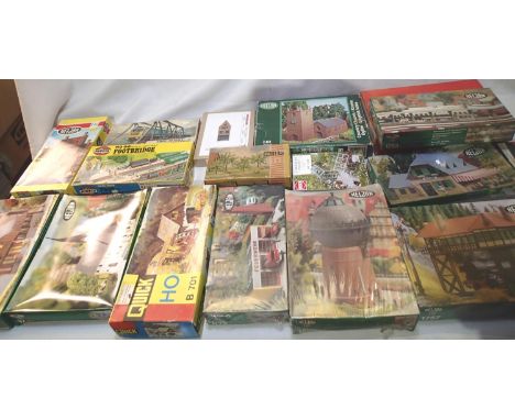 Selection of HO scale building kits, Heljan, Airfix etc mostly continental outline, appear complete, some sealed, unchecked, 