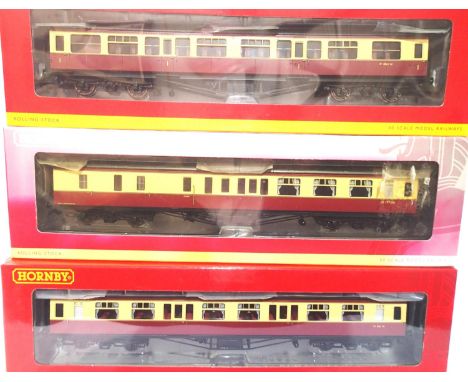 OO scale, 3x Hornby Hawksworth crimson/cream coaches, R4405A, R4406 and R4493A, all in excellent condition, fading/wear to bo