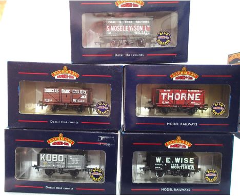 OO scale, Bachmann, 5x assorted Private Owner wagons, all different, excellent condition, storage wear to boxes. P&amp;P Grou