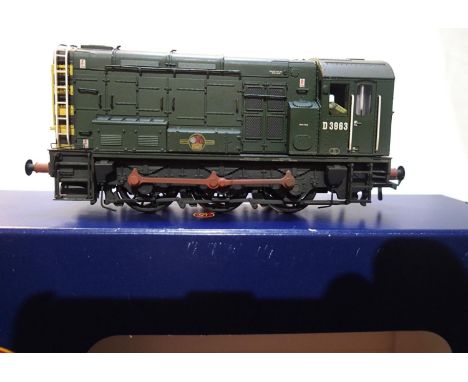 OO scale Bachmann 32117, class 08, green, wasp stripes D3963, weathered, very good condition, cab glazing loose, no front cou