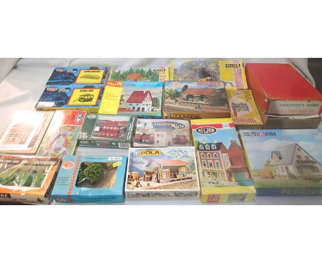 Selection of HO scale building kits, Airfix, Faller, Heljan etc mostly continental outline, appear complete, unchecked, wear 