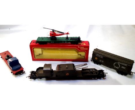 OO scale Triang Battle Space wagons to include R128 operating helicopter in excellent to near mint condition, box is very goo