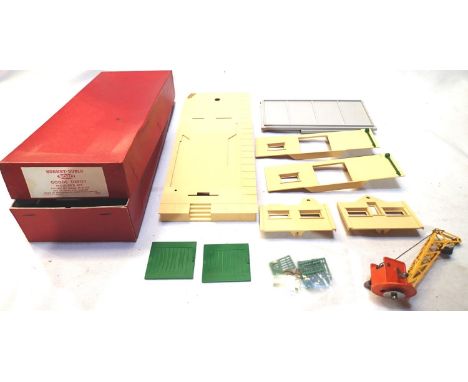 Hornby Dublo 5020 Goods Depot kit, appears in excellent condition, 2x drainpipes attached, otherwise all parts present, box h