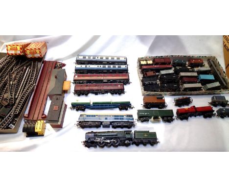 Selection of Triang OO railway items including Britannia and tender, class 31 diesel, blue D5578, four coaches, twenty four w