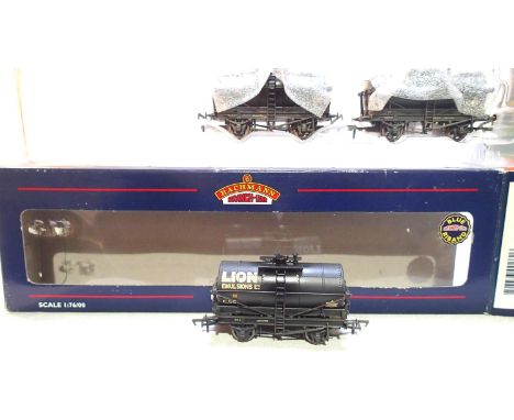 OO scale, Bachmann, 37.665Z set of three, tank wagons, Lion Emulsions, weathered, excellent condition, wear to box, Hereford 