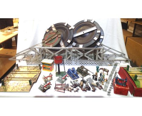 O gauge Hornby O gauge accessories including four turntables, six buffers, two level crossings, water tower etc, plus other m