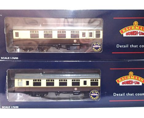 OO scale, 2x Bachmann BR MK1 chocolate/cream coaches, 39-054 and 39-079, both in excellent condition, storage wear to box. P&