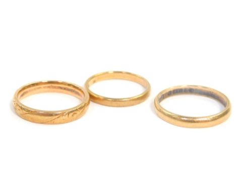 Three 9ct gold wedding bands, sizes R., P/Q., and M, 8.0g.