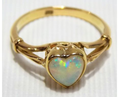 18ct gold heart shaped opal set ring, weight 2.8g approx