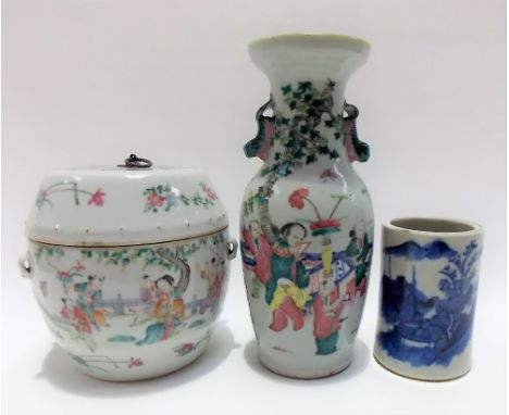 19th Century Chinese famille rose barrel shaped jar and cover, the lid with iron handle, decorated with numerous figures with