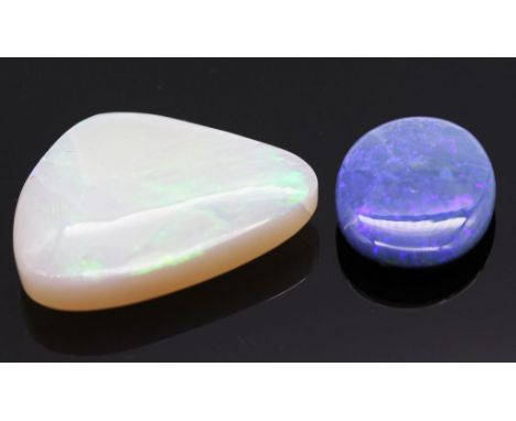 Weißer Opal, ca. 23,9 ct. und Opaldoublette. Weißer Opal als dreieckiges Cabochon. Grün-blaues Farbenspiel. Sprünge. Doublett