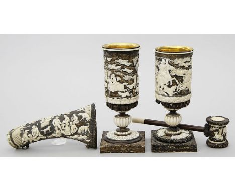 Prunkvolles Historismus-Set: Paar Fußbecher (vergoldete Trinkeinsätze aus Metall), Pulverflasche (L. 17 cm) ohne Deckel und H
