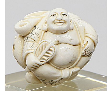 Netsuke "Zwei Hotei mit Fächer". Elfenbein, geschnitzt. Himotoshi auf der Unterseite. Altersspuren. Unterseite mit Sign. in j