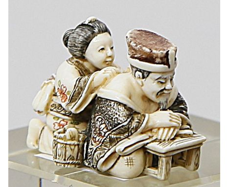 Netsuke "Frau massiert oder wäscht Mann den Nacken", Elfenbein, geschnitzt. Himotoshi auf der Unterseite. Altersspuren. Unter