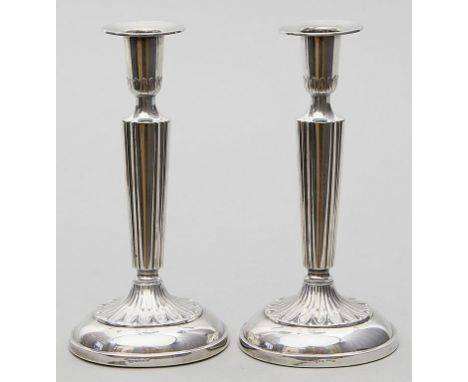 Paar elegante Leuchter im Empirestil, je einflammig. Silber. Facettierter Schaft auf ovalem Sockel (gefüllt). Mz. "K &amp; BC