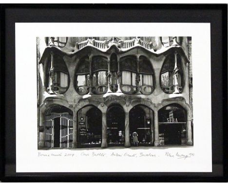 Knaup, Peter (1939-2019) "Casa Batlló", so mit Bleistift betitelt, re. u. sign., dat. 1973. Schwarzweiß-Fotografie, li. u. mi
