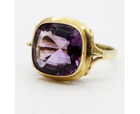 Damenring. 585/000 GG, brutto 4,1 g. Besetzt mit quadratisch facettiertem Amethyst. RW 54.