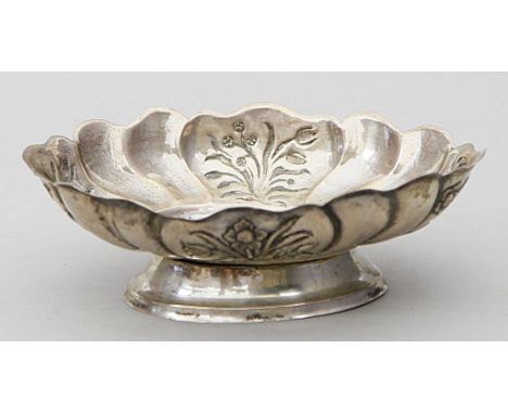 Barockschale. Silber (getrieben und gegossen), 164 g. Ovale, passige Schale mit Blumenrelief, im Boden Rocaillenkartusche mit